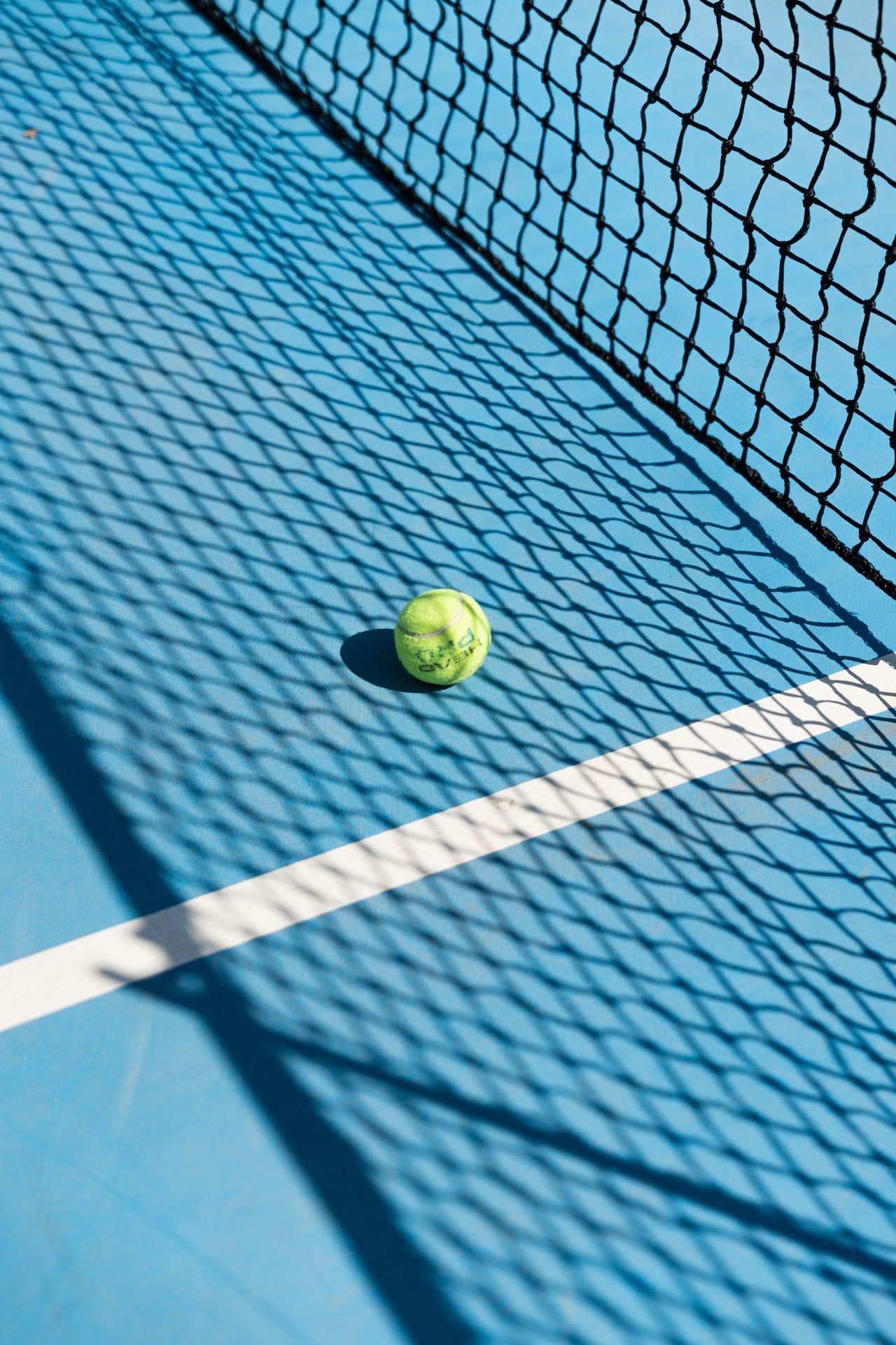 Criança com bola de tênis